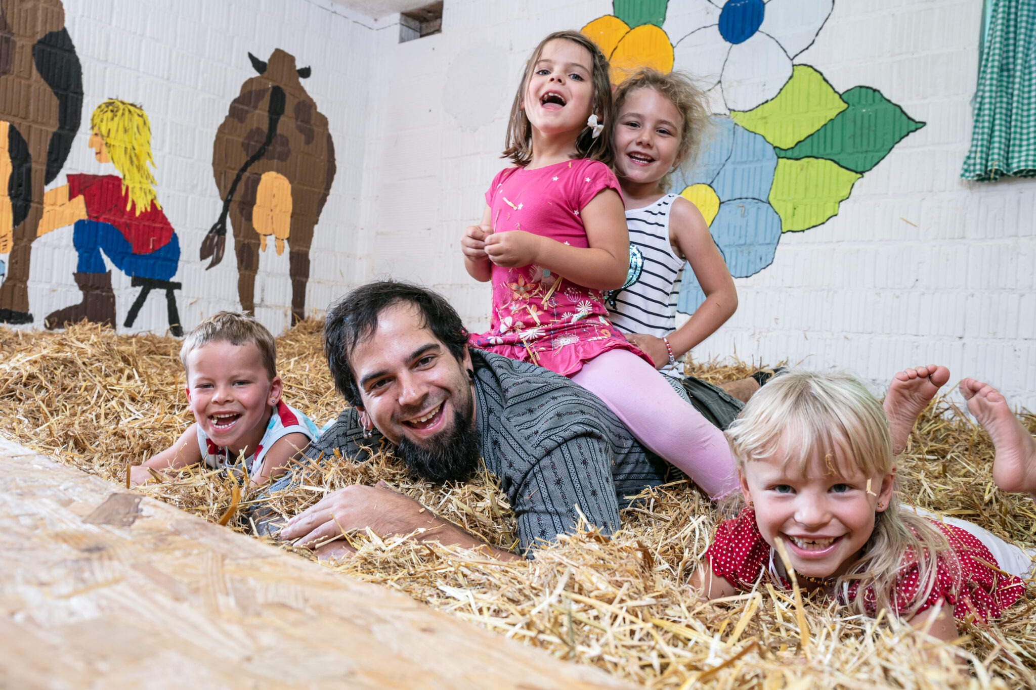 er Bauernhof mit seinen Milchkühen, Mutterkühen, Rindern, Kälbern, Zwergziegen und Laufenten sowie auch die kleine Mosterei mit Brennerei bieten den Gästen ein wunderbares Erlebnis.