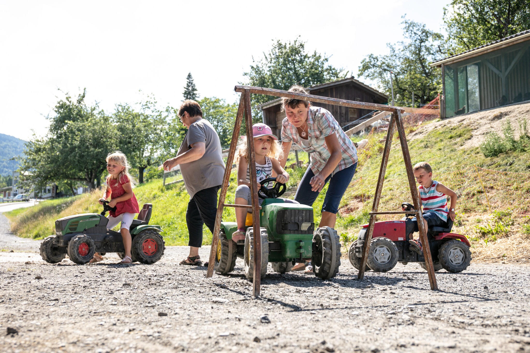 er Bauernhof mit seinen Milchkühen, Mutterkühen, Rindern, Kälbern, Zwergziegen und Laufenten sowie auch die kleine Mosterei mit Brennerei bieten den Gästen ein wunderbares Erlebnis.